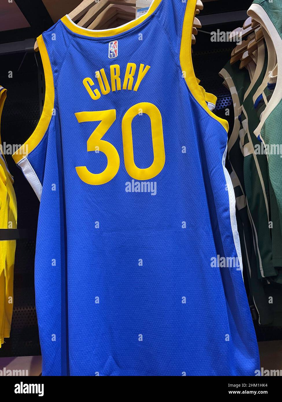 Stephen Curry, Golden state Warriors numero 30 Jersey, NBA Store, Fifth Avenue, NYC, 2022 Foto Stock