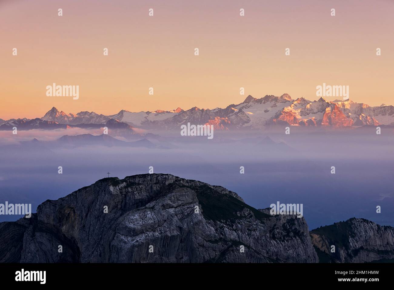 Panorama panoramico della catena montuosa innevata al tramonto. Alpi svizzere vicino a Lucerna, Svizzera Foto Stock