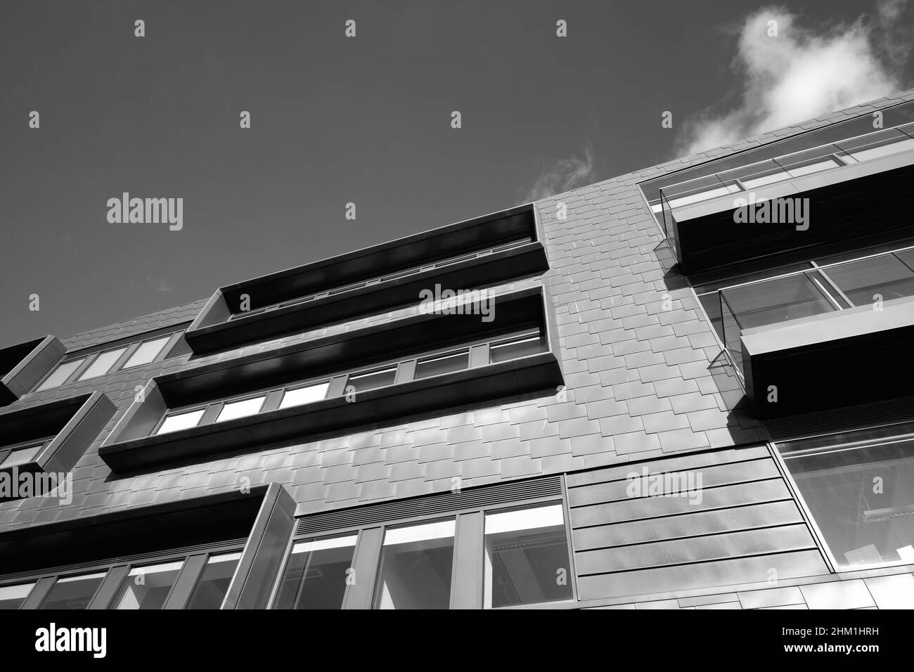 Edificio d'ufficio dal design moderno Foto Stock Edificio d'ufficio dal design moderno Foto Stock