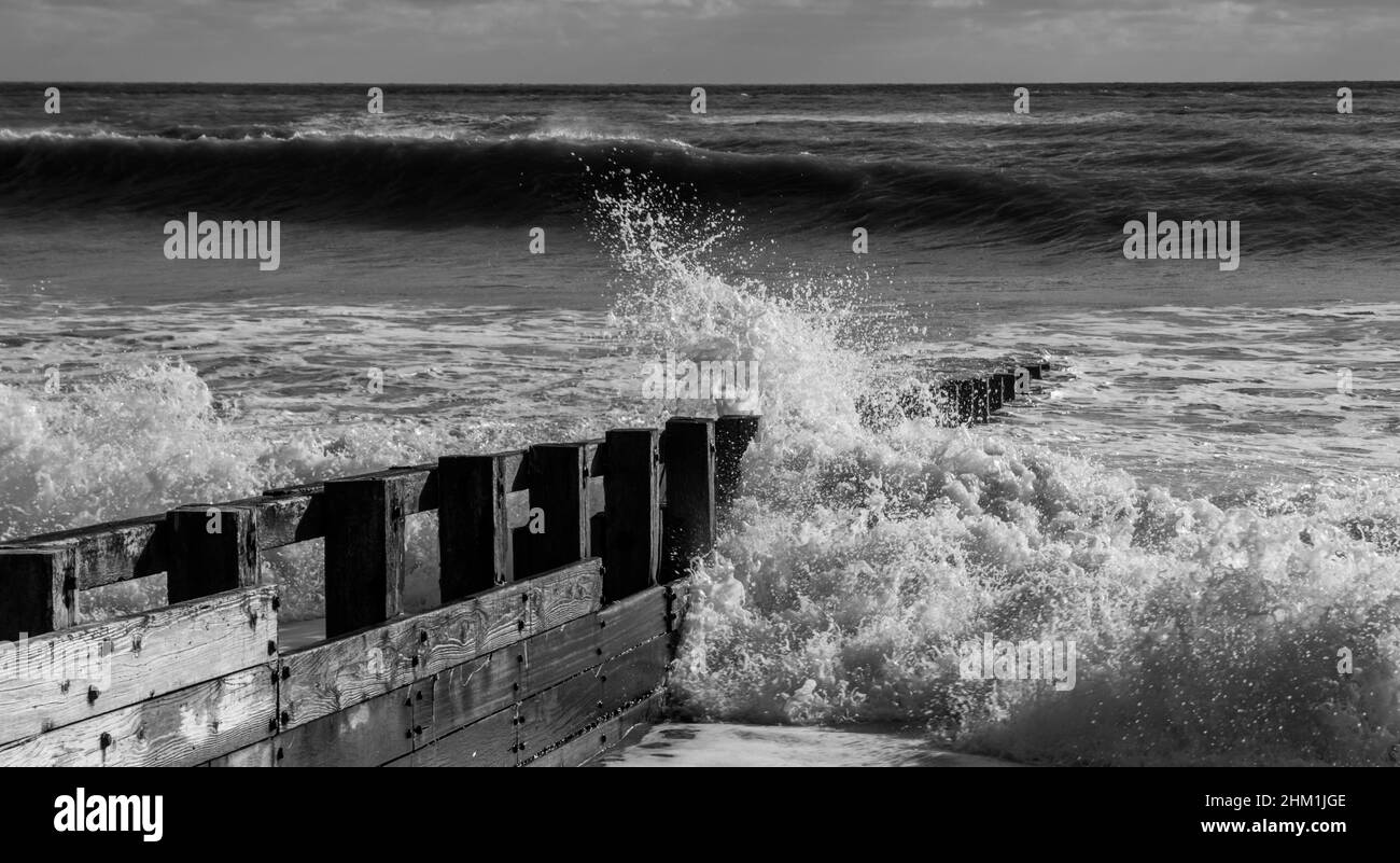 Una giornata di tempesta con grandi onde sul lungomare di Littlehampton, West Sussex, Regno Unito. Foto Stock