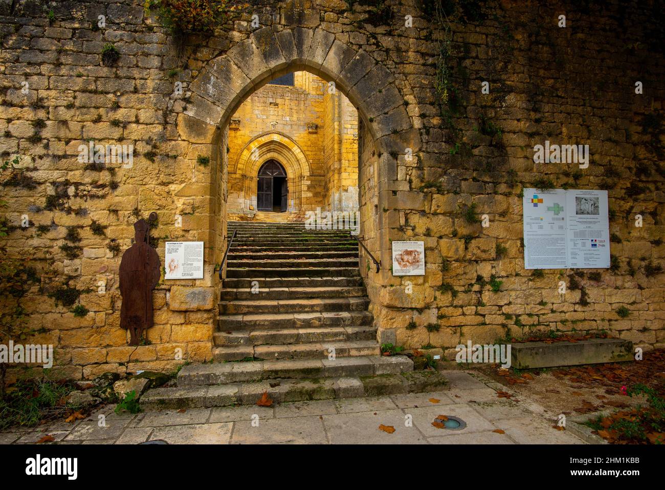 Coly-Saint-Amand, Francia - 5 novembre 2021: Il cancello di accesso alla chiesa fortificata con alcuni pannelli di informazioni turistiche, ma senza persone Foto Stock