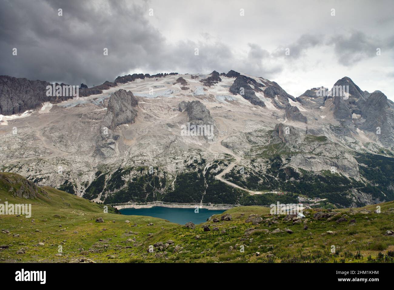 Vista sul versante nord o sul versante nort del Monte Mmarmolada con il lago di Fedaia - cima delle dolomiti, Tirolo Sud, Dolomiti Italiane Foto Stock