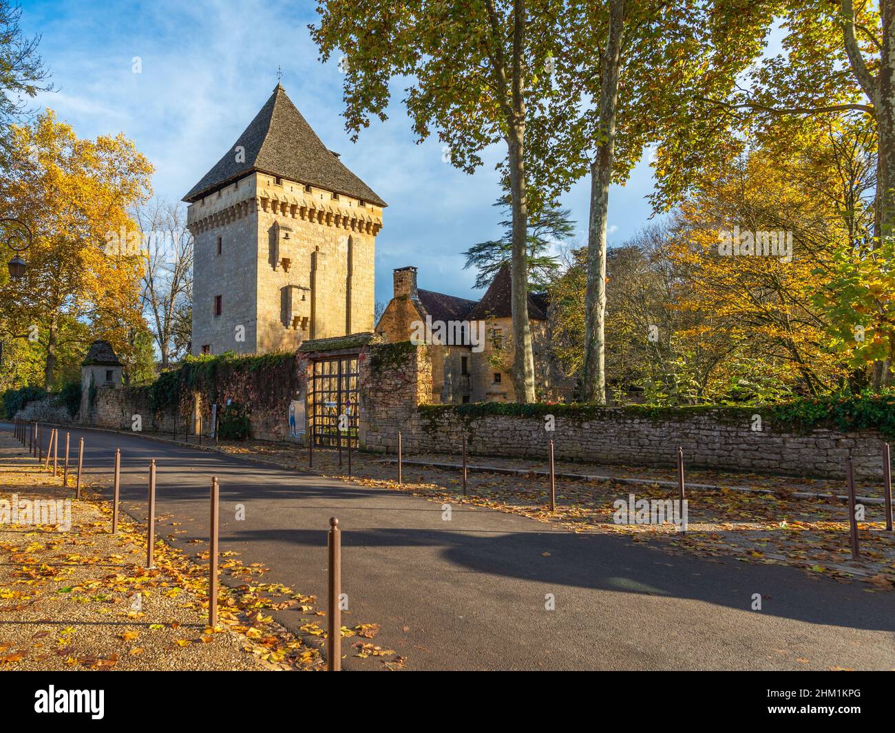 Il manoir de la Salle a Saint-Leon-sur-Vezere, Perigord, Francia con alberi gialli autunno fogliame e senza persone. Foto Stock