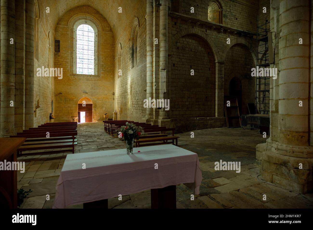 La navata pulita e ordinata della chiesa fortificata di Coly-Saint-Armand a Perigord, Francia, senza gente. Foto Stock