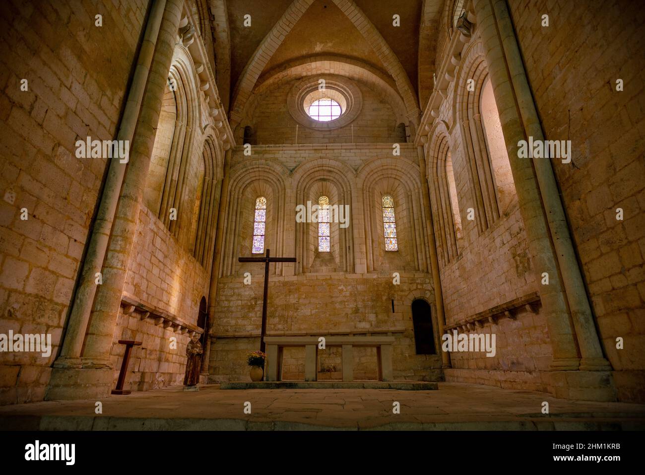 Il coro pulito e ordinato della chiesa fortificata di Coly-Saint-Armand a Perigord, Francia, senza gente. Foto Stock