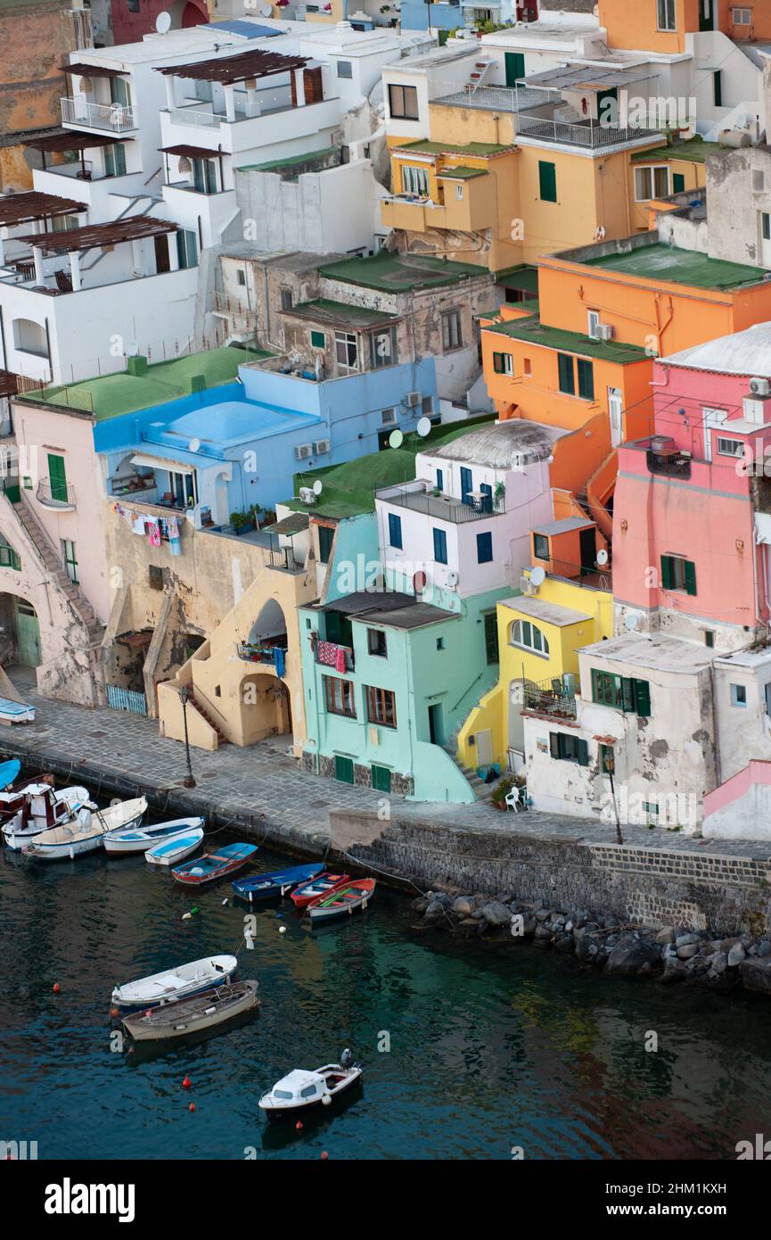 Villaggio la Corricella nell'isola di Procida, golfo di Napoli Foto Stock