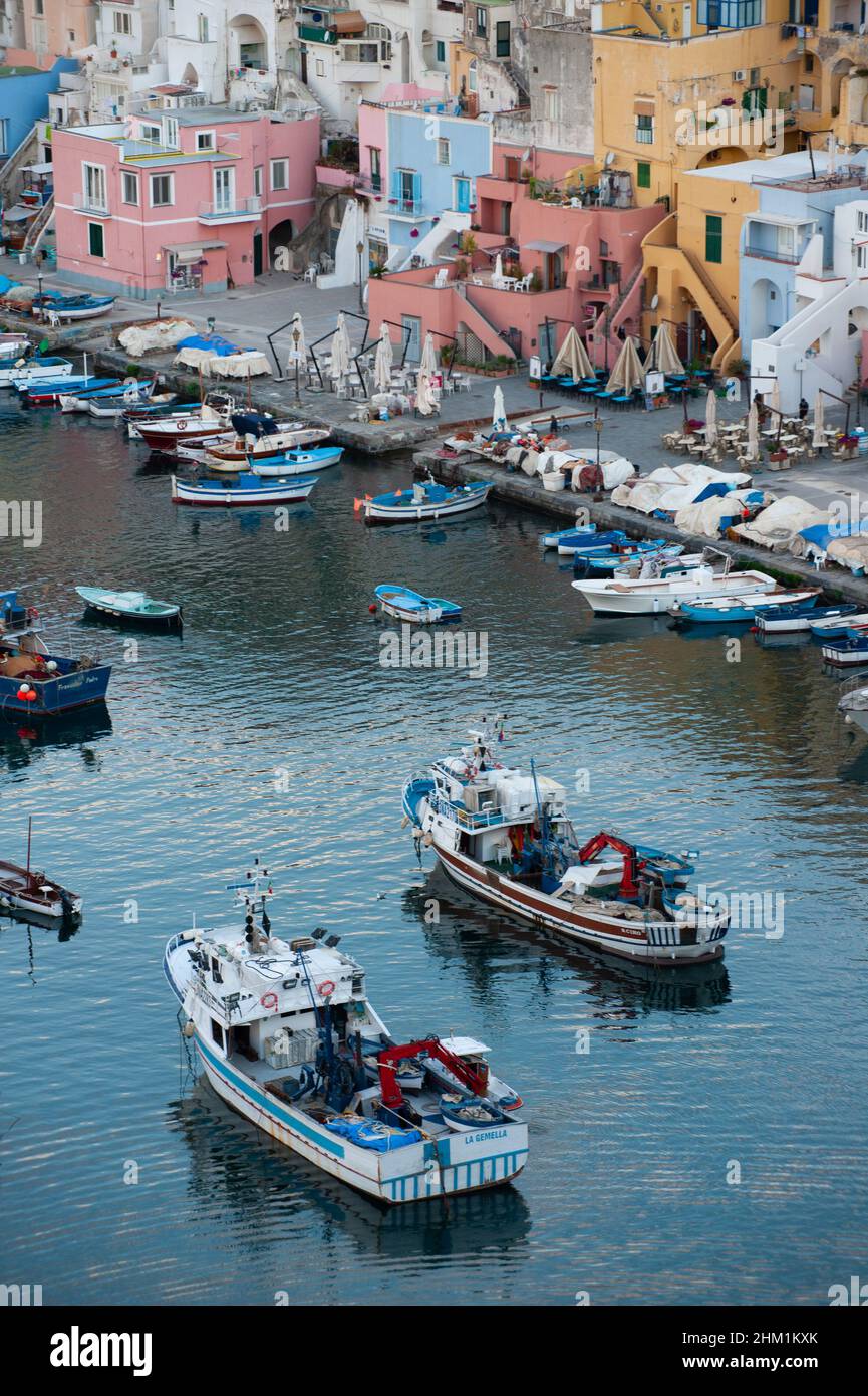 Villaggio la Corricella nell'isola di Procida, golfo di Napoli Foto Stock