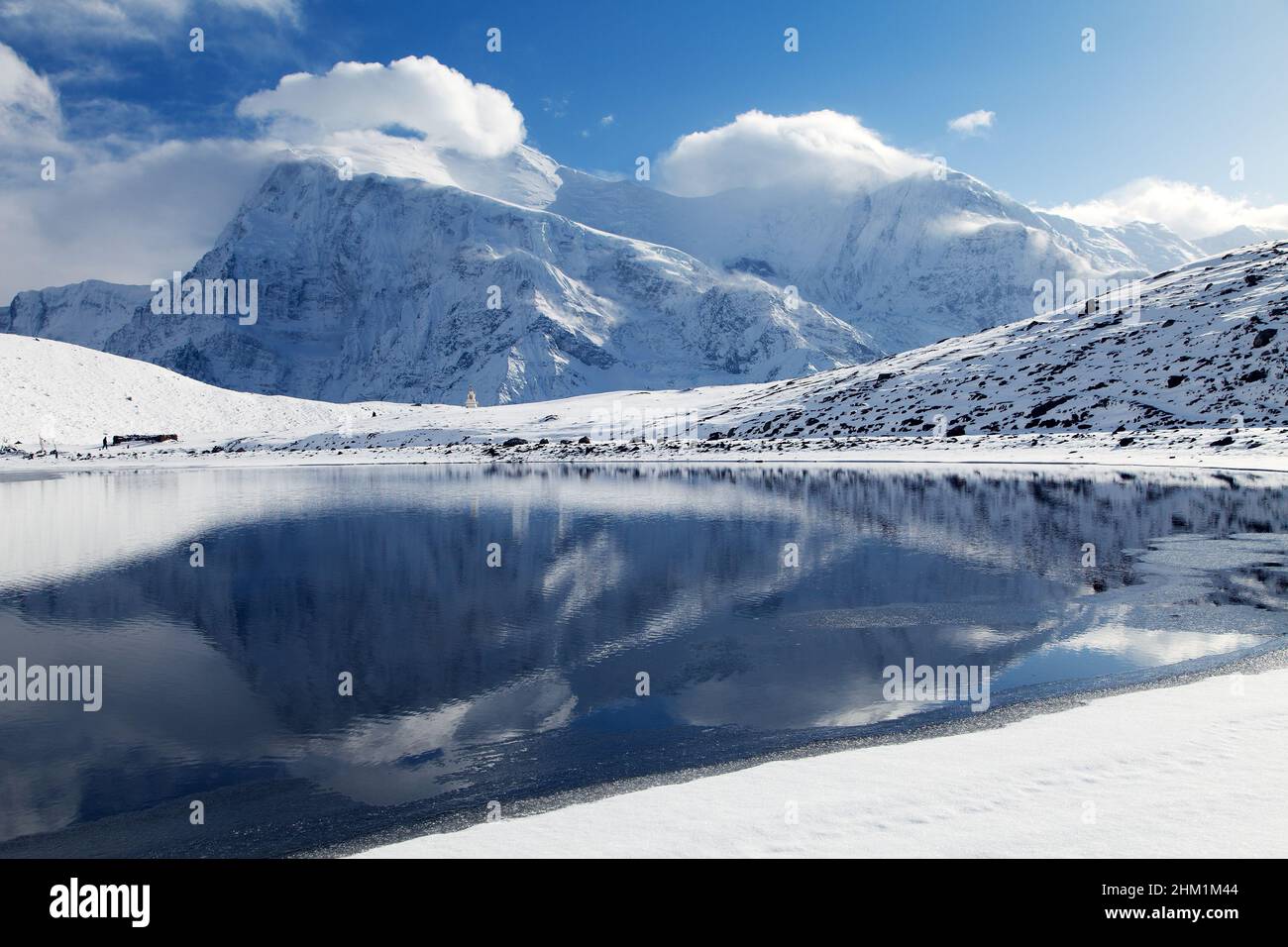 Vista panoramica di Annapurna 3 III e specchio di Ganggapurna nel Lago di ghiaccio o Kicho tal, catena montuosa di Annapurna, strada per il passo di Thorung la, percorso sul circuito di Annapurna, Foto Stock