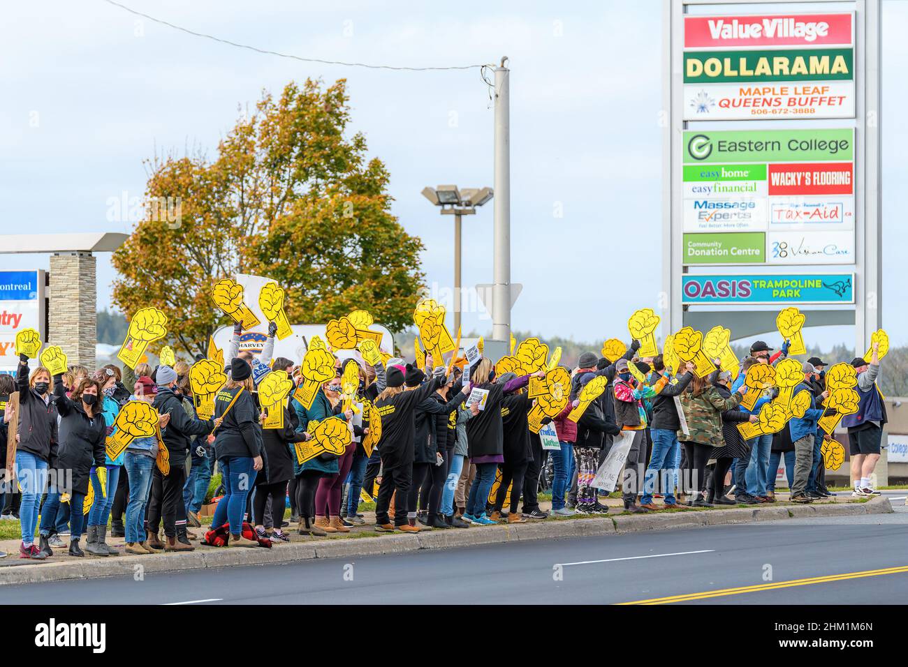 Saint John, NB, Canada - 30 ottobre 2021: Membri di colpisce CUPE (Unione canadese dei dipendenti pubblici) linea la strada per onditare al traffico. Foto Stock