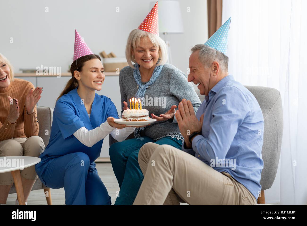 Amici anziani allegri che festeggiano il compleanno a casa di riposo Foto Stock