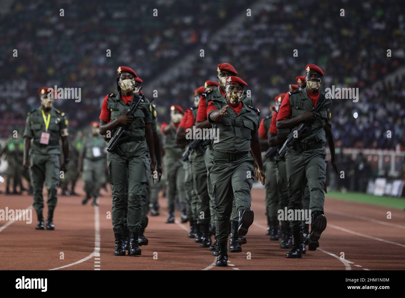 Yaounde, Camerun. 06th Feb 2022. Il personale militare marciò prima dell'inizio della partita di calcio finale 2021 della Coppa delle nazioni africane tra Senegal ed Egitto allo Stadio Paul Biya 'Olembe'. Credit: Ayman Aref/dpa/Alamy Live News Foto Stock