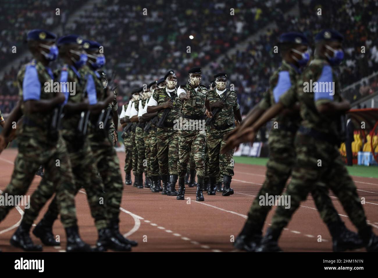 Yaounde, Camerun. 06th Feb 2022. Il personale militare marciò prima dell'inizio della partita di calcio finale 2021 della Coppa delle nazioni africane tra Senegal ed Egitto allo Stadio Paul Biya 'Olembe'. Credit: Ayman Aref/dpa/Alamy Live News Foto Stock