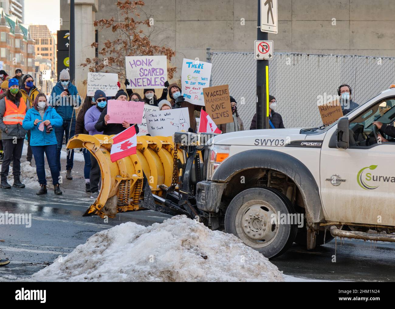 Halifax, Nuova Scozia, Canada. Febbraio 6th, 2022. La gente del posto protesta il convoglio della libertà con segni che fanno il divertimento di continuo honking che è stato permanente in questi raduni. Il Freedom Convoy 2022 contro tutti i mandati di Covid-19 colpisce le strade di Halifax, con centinaia di auto, pick-up camion e alcuni camion che attraversano le strade. Foto Stock