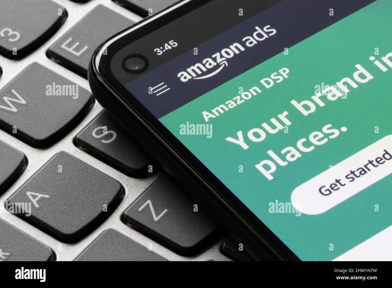 La pagina Web di Amazon Ads viene visualizzata sullo schermo di uno smartphone. Foto Stock