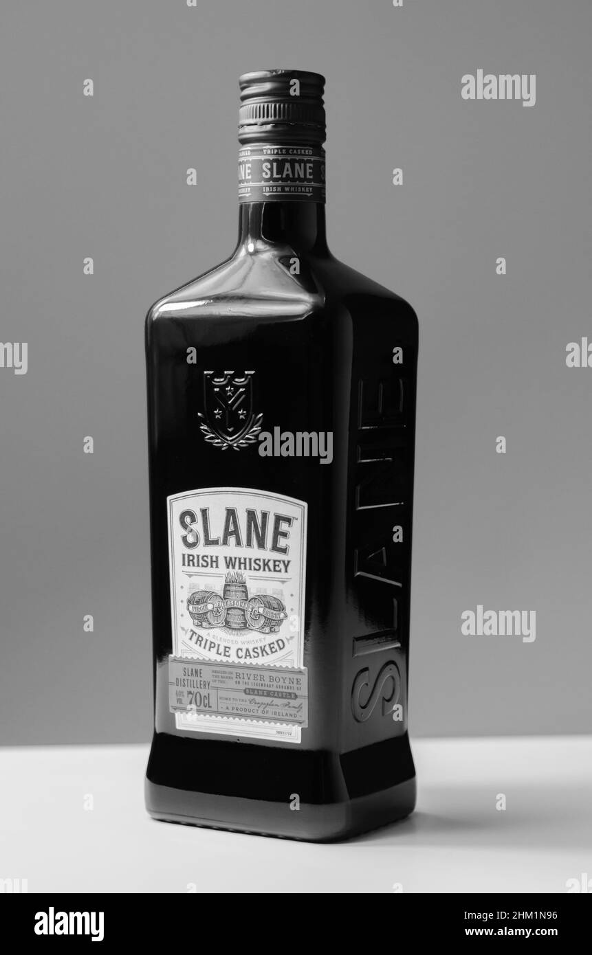 LONDRA, REGNO UNITO - 25 GENNAIO 2022 caratteristico whiskey irlandese Slane bottiglia nera, miscela di whisky di grano e malto maturata nel distintivo Foto Stock