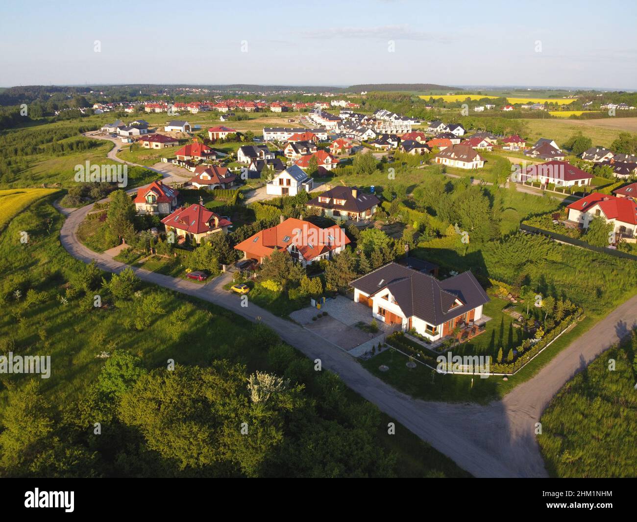 Moderno quartiere residenziale, sobborghi o villaggio in Polonia, vista aerea. Foto Stock