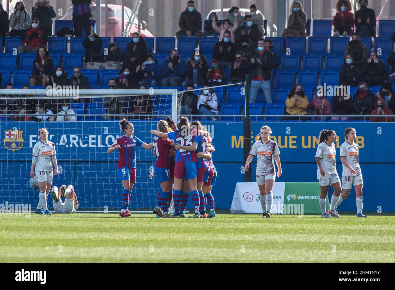 Barcellona, Catalogna. 6th Feb 2022. I giocatori del FC Barcelona festeggiano un gol durante la partita Primera Iberdrola tra il FC Barcelona Femeni e il SD Eibar Femenino al Johan Cruyff Stadium.Partitura finale; FC Barcelona Femeni 7:0 SD Eibar Femenino (Credit Image: © Thiago Prudencio/DAX via ZUMA Press Wire) Foto Stock