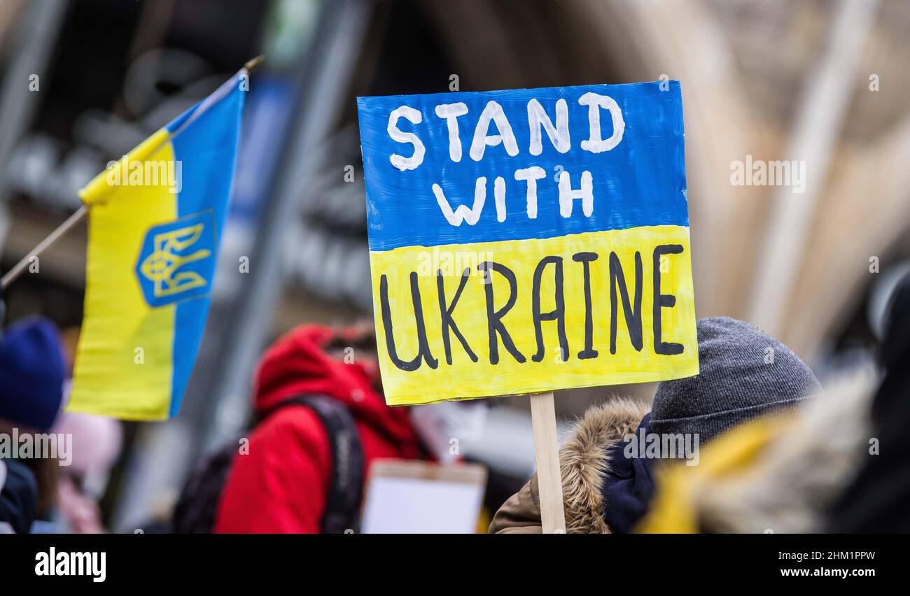 Monaco, Baviera, Germania. 6th Feb 2022. Tra i segnali e le bandiere di una manifestazione per l’Ucraina figura la bandiera della Bielorussia, che anche gli stati della comunità esiliata sono sotto pressione dal regime di Putin. Dopo che è stato liberato che la Russia aveva circa il 70% delle truppe e delle attrezzature necessarie per una riuscita invasione dell'Ucraina, membri del tedesco, dell'Ucraina, del bielorusso, E le comunità georgiane si sono riunite a Marienplatz di Monaco per protestare contro l'aggressione russa contro i loro paesi e per chiedere aiuto decisivo alla NATO e alla Germania per prevenire la caduta di Kiev. La comunità Ucraina lo ha fatto Foto Stock