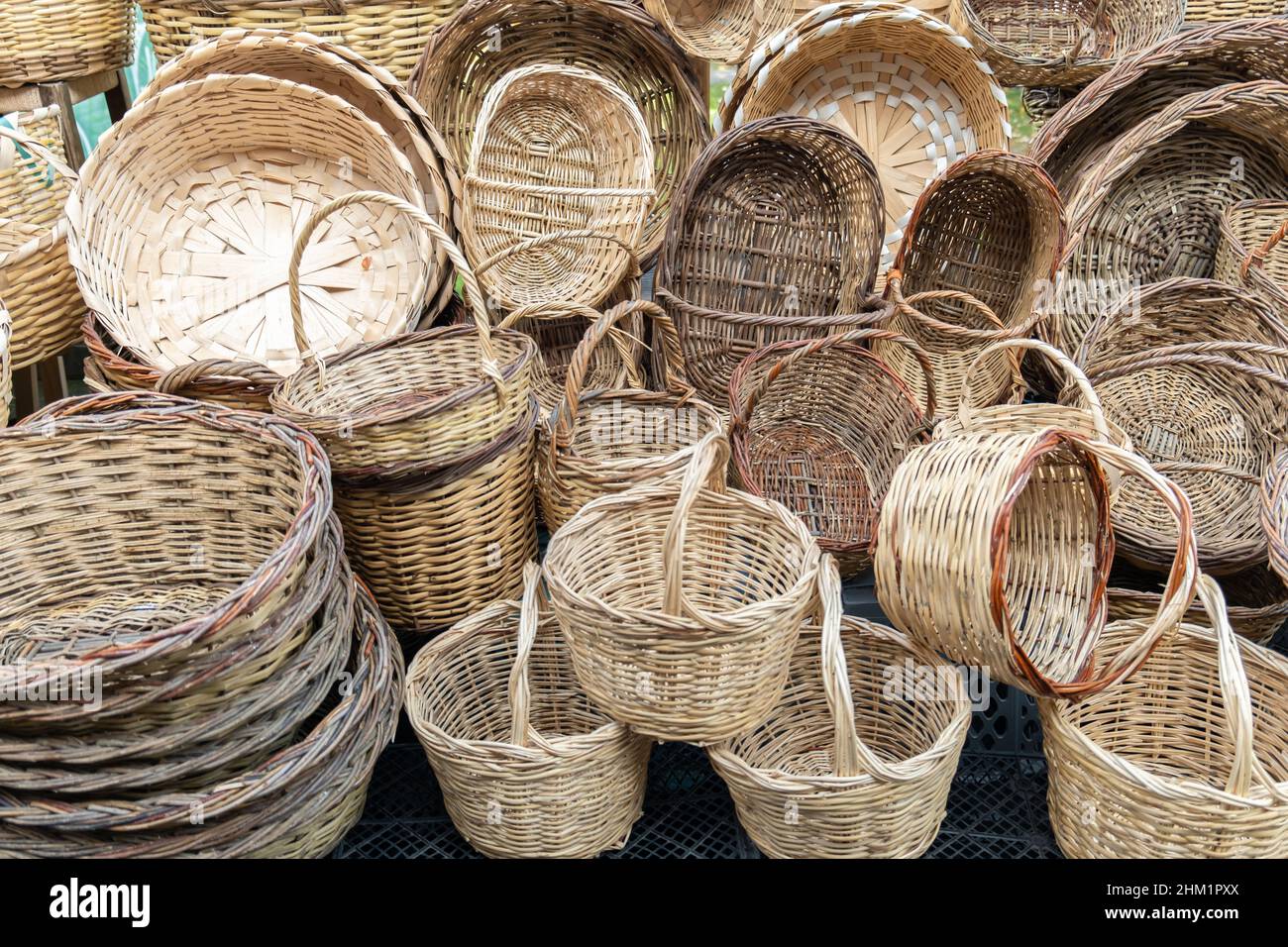 Cesti di vimini. Cesti di vimini fatti a mano nel mercato. Foto Stock