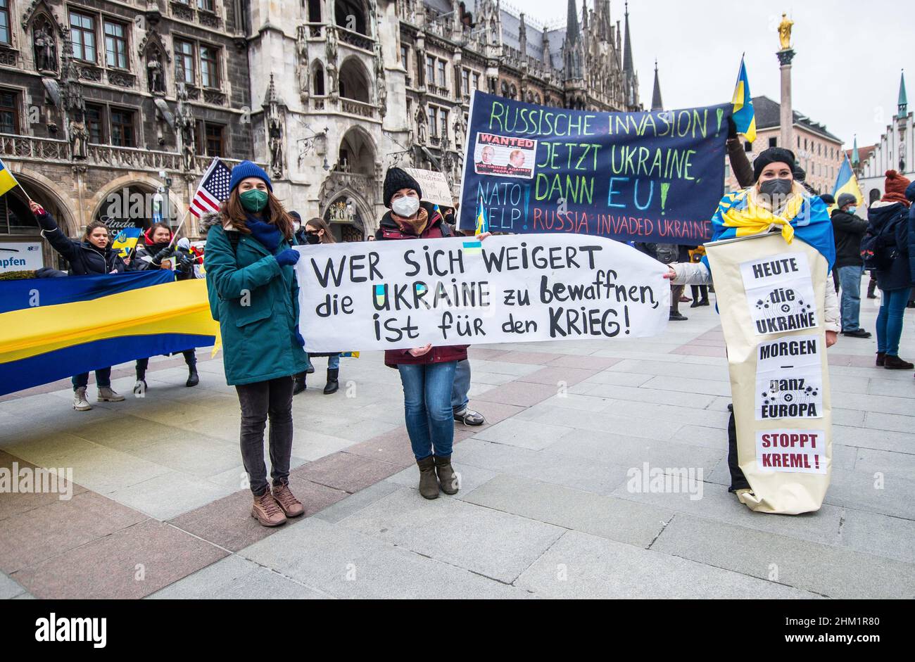 Monaco, Baviera, Germania. 6th Feb 2022. ''chi rifiuta di aiutare l'Ucraina è per la guerra.ora l'Ucraina allora l'UE?'. Dopo che è stato liberato che la Russia aveva circa il 70% delle truppe e delle attrezzature necessarie per una riuscita invasione dell'Ucraina, membri del tedesco, dell'Ucraina, del bielorusso, E le comunità georgiane si sono riunite a Marienplatz di Monaco per protestare contro l'aggressione russa contro i loro paesi e per chiedere aiuto decisivo alla NATO e alla Germania per prevenire la caduta di Kiev. La comunità Ucraina ha dichiarato che, se l'Ucraina dovesse cadere, secondo il piano di Putin di riassemblare i territori della Foto Stock