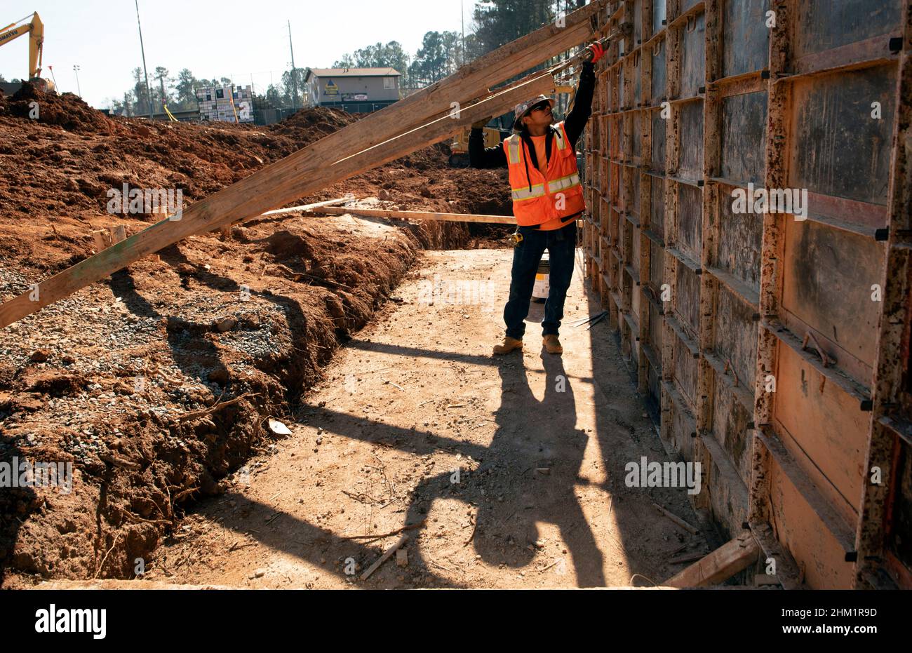 Marietta, Georgia, Stati Uniti. 14th Jan 2022. La costruzione continua sulle aggiunte della High School di Sprayberry adiacenti alle sedi private, finanziate dalla tassa locale di vendita di opzione di scopo speciale della contea (SPLOST). Si tratta di un'imposta facoltativa del 1% sulle vendite imposta da qualsiasi contea allo scopo di finanziare la costruzione di parchi, scuole, strade e altre strutture pubbliche, le entrate generate non possono essere utilizzate per spese operative o la maggior parte dei progetti di manutenzione (Credit Image: © Robin Rayne/ZUMA Press Wire) Foto Stock