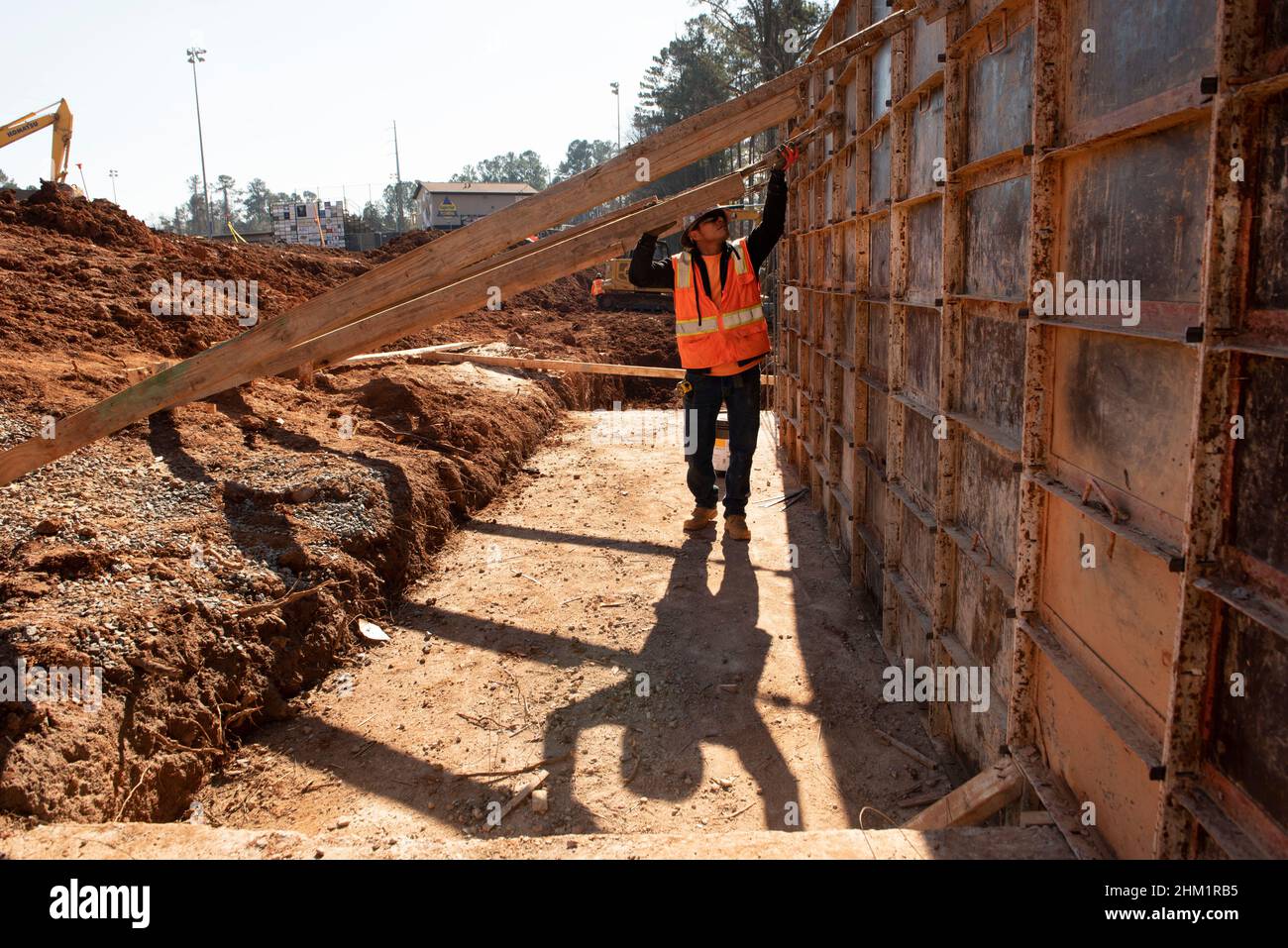 Marietta, Georgia, Stati Uniti. 14th Jan 2022. La costruzione continua sulle aggiunte della High School di Sprayberry adiacenti alle sedi private, finanziate dalla tassa locale di vendita di opzione di scopo speciale della contea (SPLOST). Si tratta di un'imposta facoltativa del 1% sulle vendite imposta da qualsiasi contea allo scopo di finanziare la costruzione di parchi, scuole, strade e altre strutture pubbliche, le entrate generate non possono essere utilizzate per spese operative o la maggior parte dei progetti di manutenzione (Credit Image: © Robin Rayne/ZUMA Press Wire) Foto Stock