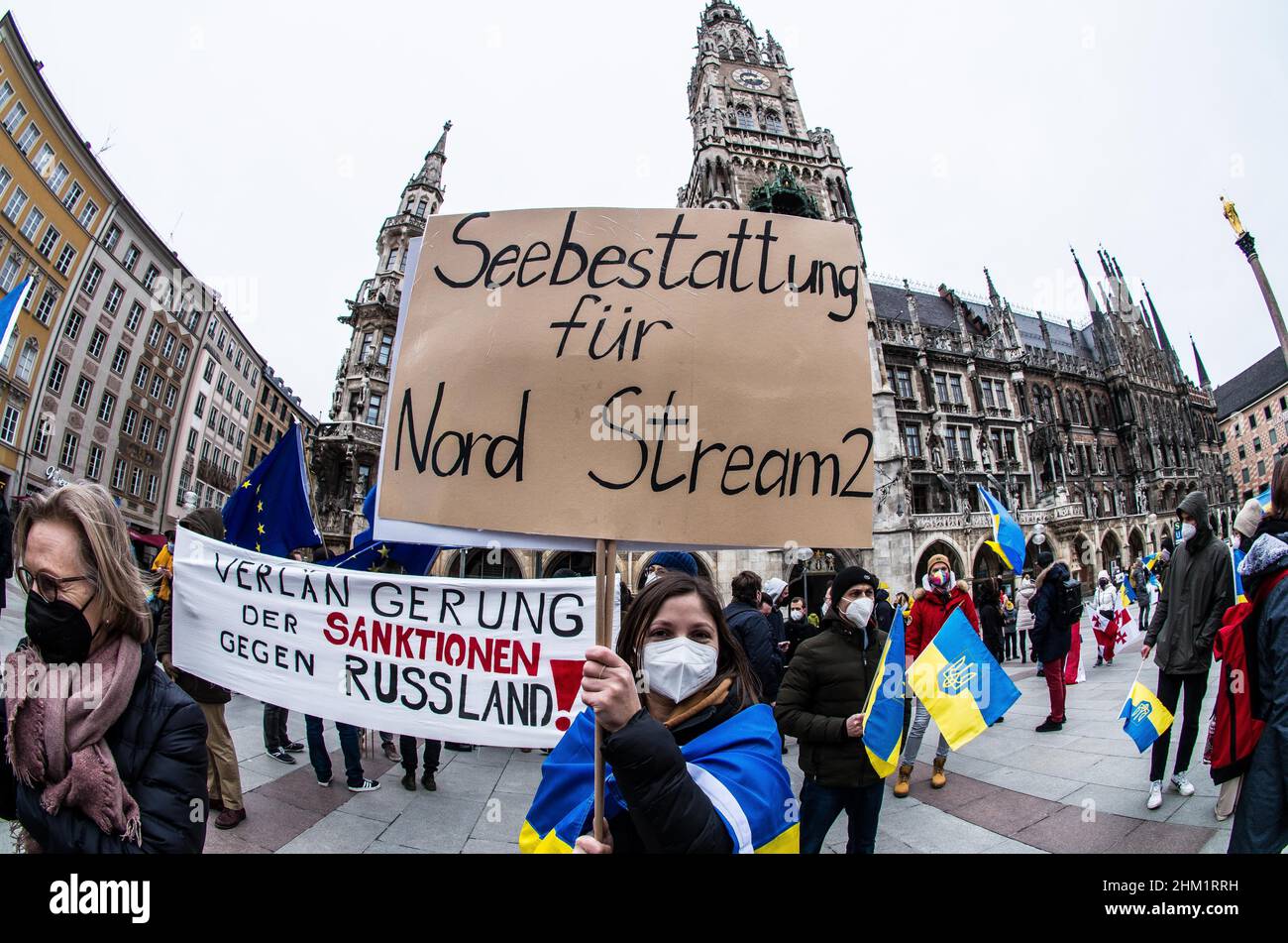 Monaco, Baviera, Germania. 6th Feb 2022. Ucraini che chiedono sanzioni contro la Russia e la fine del controverso gasdotto Nordstream 2, considerato come una reliquia di politica corrotta dell’Unione che ha messo in pericolo l’Europa. Dopo che è stato liberato che la Russia aveva circa il 70% delle truppe e delle attrezzature necessarie per una riuscita invasione dell'Ucraina, membri del tedesco, dell'Ucraina, del bielorusso, E le comunità georgiane si sono riunite a Marienplatz di Monaco per protestare contro l'aggressione russa contro i loro paesi e per chiedere aiuto decisivo alla NATO e alla Germania per prevenire la caduta di Kiev. Th Foto Stock