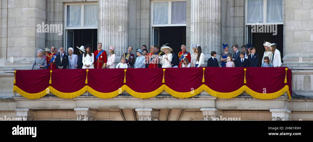 La regina Elisabetta II e la famiglia reale sul balcone di Buckingham Palace dopo Trooping the Colour 2022 Foto Stock