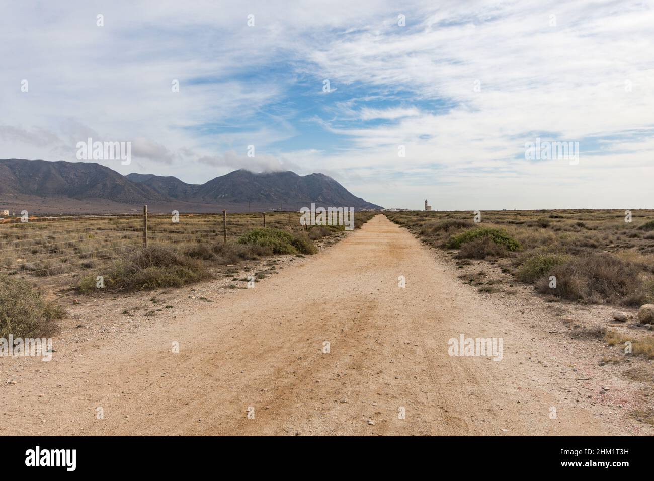 Strada sterrata senza fine, verso le montagne di Cabo de Gata, Almeria, Spagna. Foto Stock