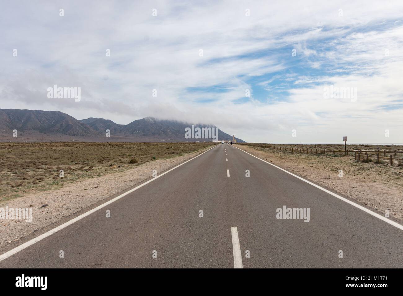 Strada senza fine, verso le montagne di Cabo de Gata, Almeria, Spagna. Foto Stock