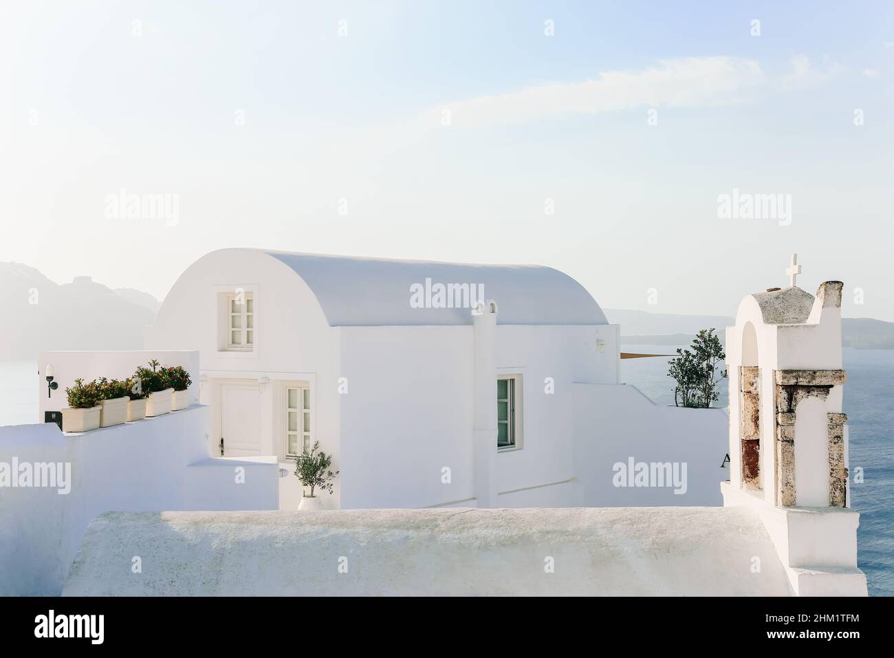 Bellissimo hotel bianco a Oia, isola di Santorini, Grecia Foto Stock