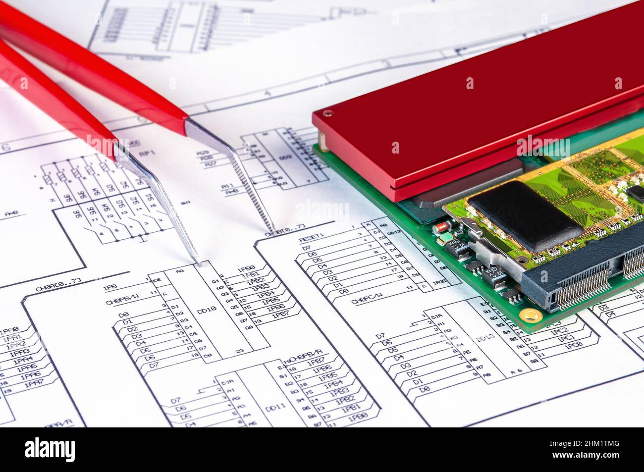 Scheda elettronica e pinzette sullo sfondo dello schema elettrico. Concetto per lo sviluppo e la progettazione di dispositivi elettronici. Foto Stock