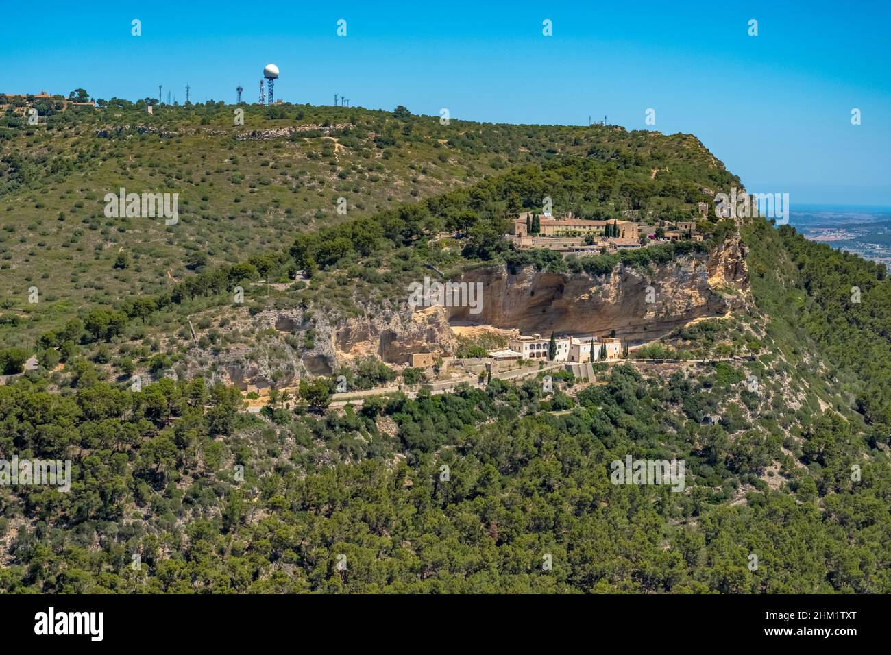 Vista aerea, Ermita de Sant Honorat e Santuari de Gracia sul monte Puig de Randa con cupola radar, Randa, Maiorca, Isole Baleari, Spagna, Al Foto Stock