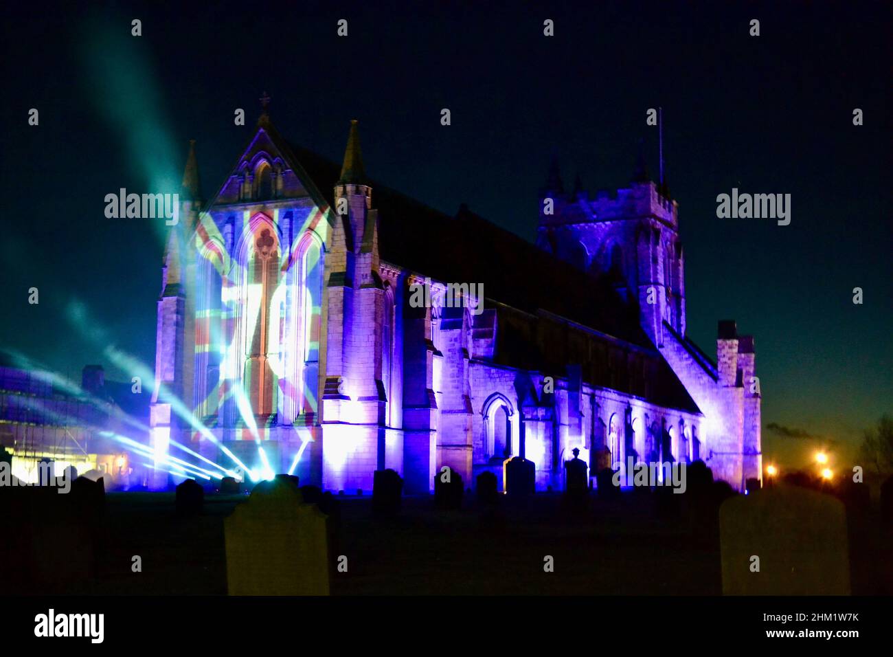 Hartlepool, Regno Unito. 06 Feb 2022. Per commemorare il Giubileo del platino di sua Maestà la Regina Elisabetta II, il Consiglio Hartlepool commissionò la bella illuminazione della storica Chiesa di St Hilda, promontorio Hartlepool, per segnare l’occasione come parte di un evento nazionale in vista delle celebrazioni formali più avanti nell’anno. Persone di tutte le età sono venuti a vedere questo momento nella storia. Un vero spettacolo. Credit: Teesside Snapper/Alamy Live News Foto Stock