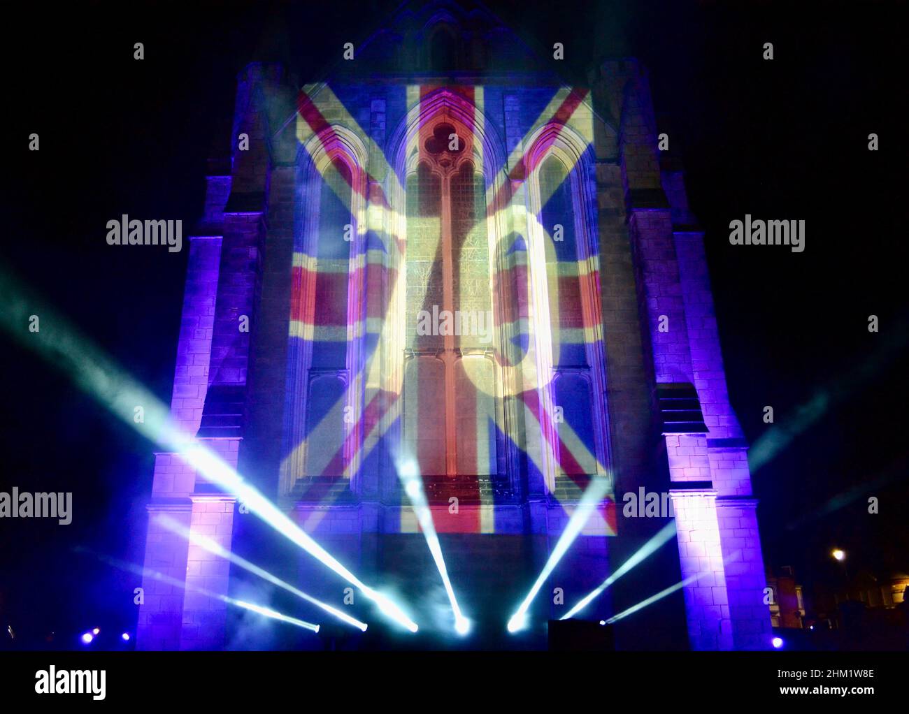 Hartlepool, Regno Unito. 06 Feb 2022. Per commemorare il Giubileo del platino di sua Maestà la Regina Elisabetta II, il Consiglio Hartlepool commissionò la bella illuminazione della storica Chiesa di St Hilda, promontorio Hartlepool, per segnare l’occasione come parte di un evento nazionale in vista delle celebrazioni formali più avanti nell’anno. Persone di tutte le età sono venuti a vedere questo momento nella storia. Un vero spettacolo. Credit: Teesside Snapper/Alamy Live News Foto Stock