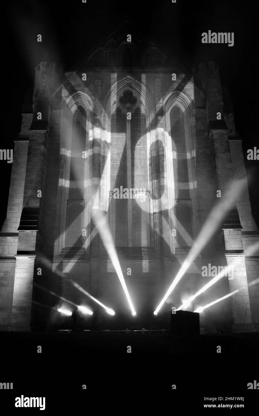 Hartlepool, Regno Unito. 06 Feb 2022. Per commemorare il Giubileo del platino di sua Maestà la Regina Elisabetta II, il Consiglio Hartlepool commissionò la bella illuminazione della storica Chiesa di St Hilda, promontorio Hartlepool, per segnare l’occasione come parte di un evento nazionale in vista delle celebrazioni formali più avanti nell’anno. Persone di tutte le età sono venuti a vedere questo momento nella storia. Un vero spettacolo. Credit: Teesside Snapper/Alamy Live News Foto Stock