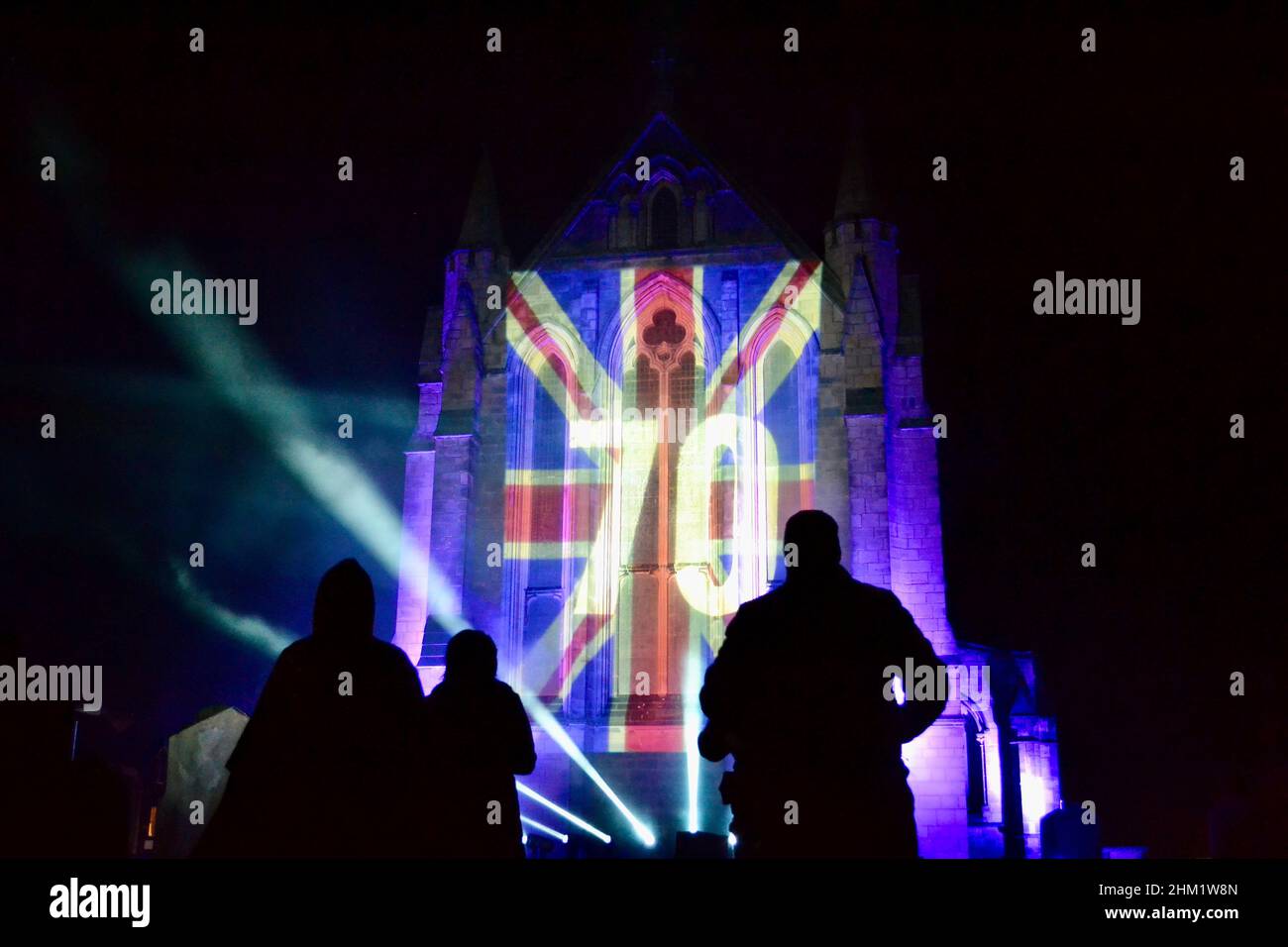 Hartlepool, Regno Unito. 06 Feb 2022. Per commemorare il Giubileo del platino di sua Maestà la Regina Elisabetta II, il Consiglio Hartlepool commissionò la bella illuminazione della storica Chiesa di St Hilda, promontorio Hartlepool, per segnare l’occasione come parte di un evento nazionale in vista delle celebrazioni formali più avanti nell’anno. Persone di tutte le età sono venuti a vedere questo momento nella storia. Un vero spettacolo. Credit: Teesside Snapper/Alamy Live News Foto Stock