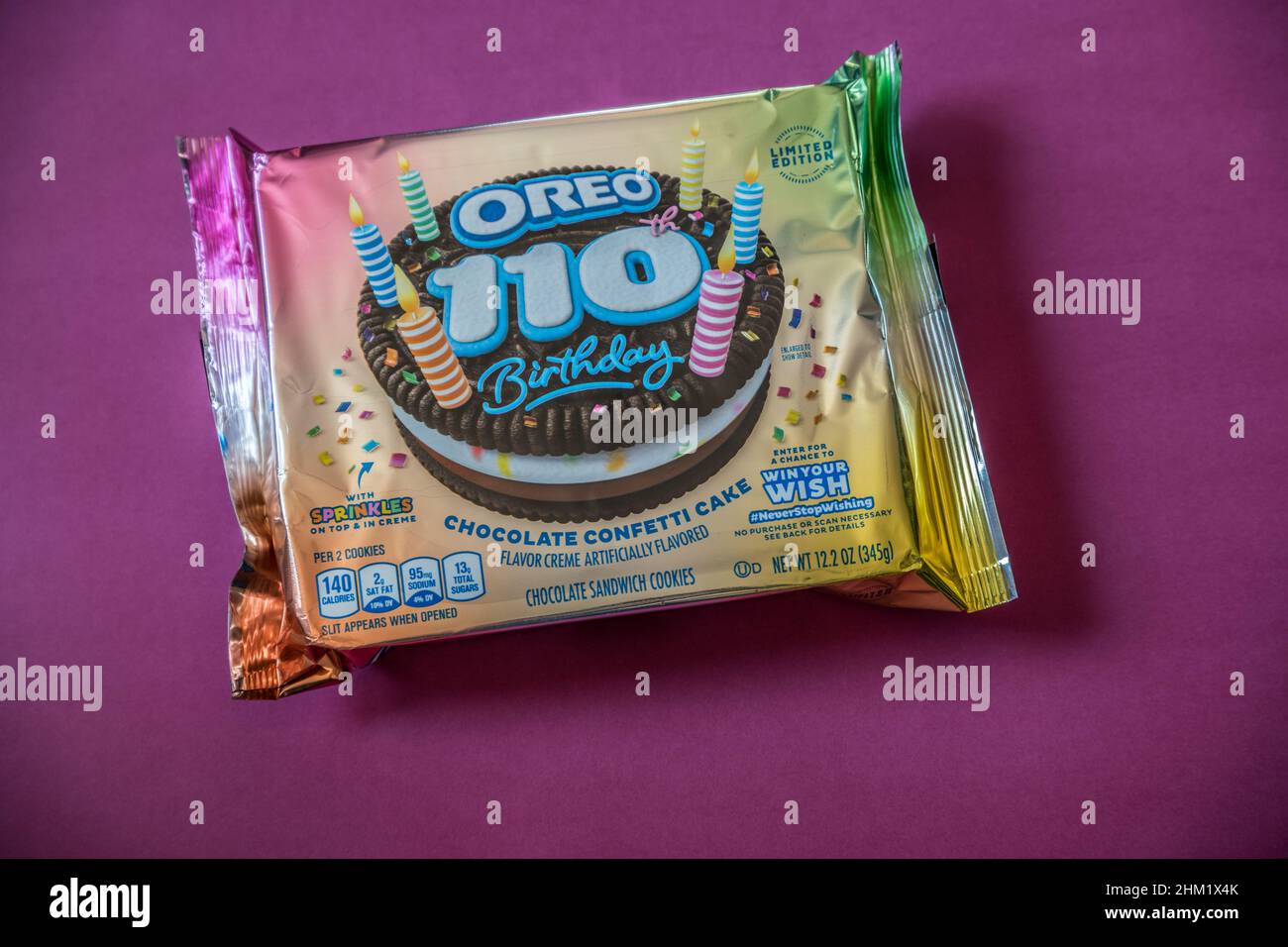 Un pacchetto di biscotti Oreo in edizione limitata, dai colori vivaci, festeggiamenti di 110th anni, con vista da primo piano su sfondo magenta e spazio per la copia Foto Stock