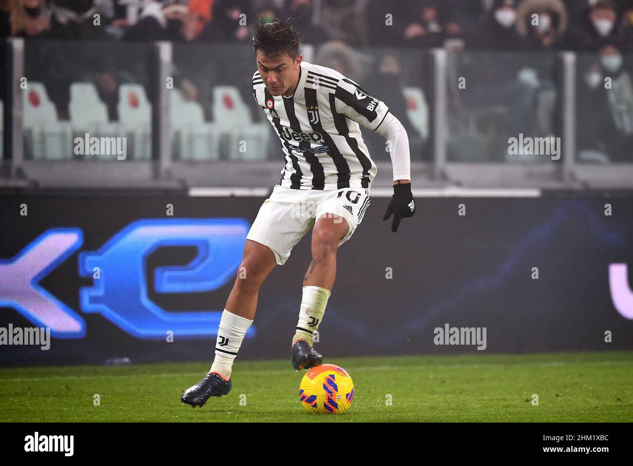 Torino, Italia. 06th Feb 2022. Paulo Dybala del Juventus FC in azione durante la Serie A 2021/2022 partita di calcio tra Juventus FC e Hellas Verona allo stadio Juventus di Torino (Italia), 6th febbraio 2022. Foto Federico Tardito/Insidefoto Credit: Ininsidefoto srl/Alamy Live News Foto Stock