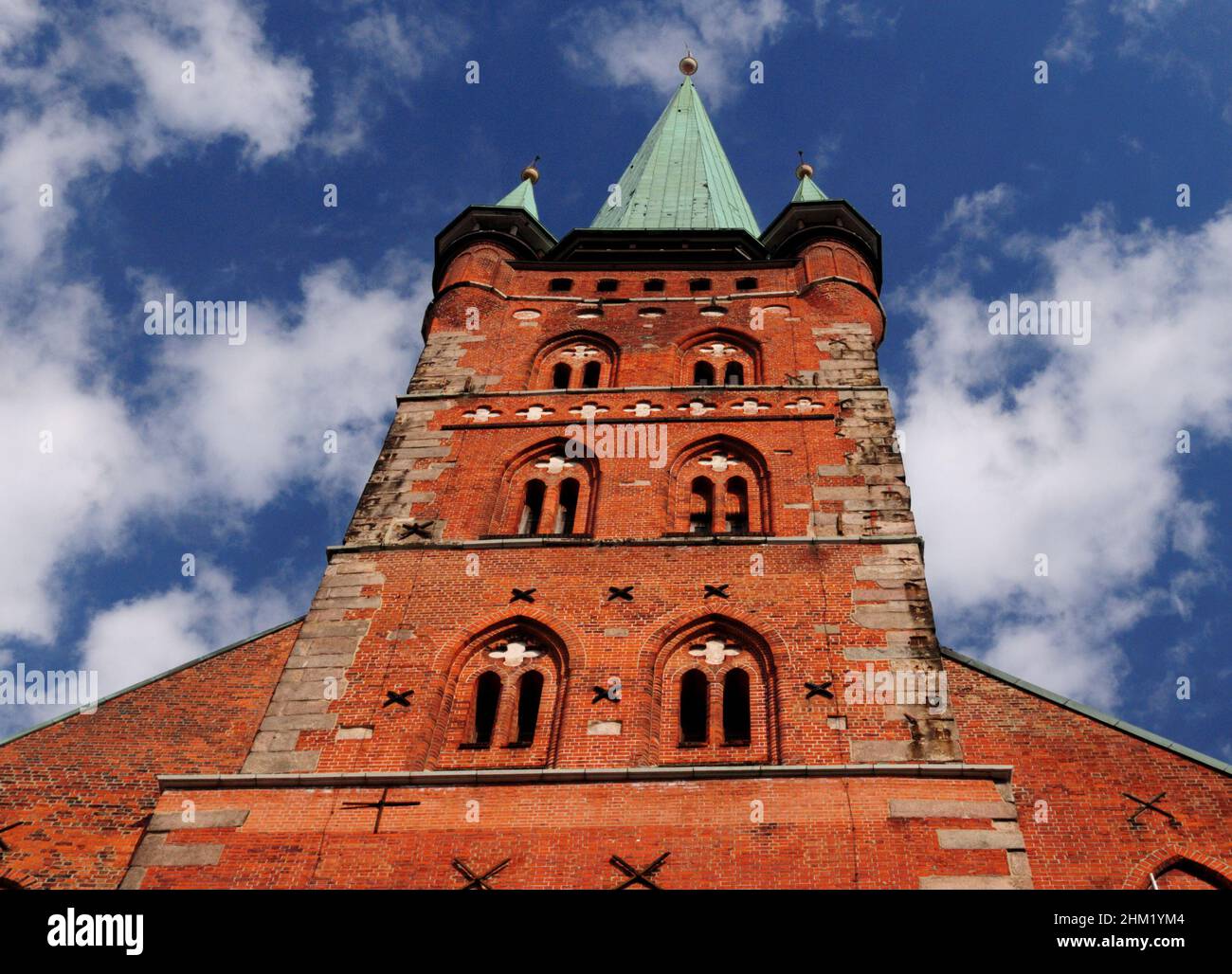 Vista dal basso della facciata anteriore della Cattedrale di San Petri a Luebeck in Germania in Una bella giornata estiva soleggiato con un cielo blu chiaro e alcune nuvole Foto Stock