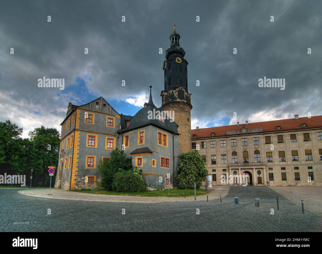 Il castello cittadino di Weimar Germania in Un bel giorno di primavera soleggiato con poche nuvole scure ln the Sky Foto Stock