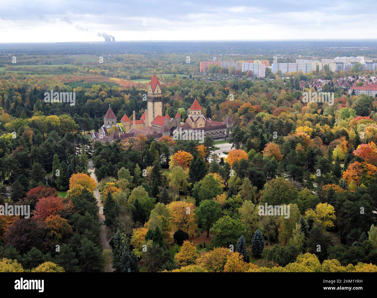 Vista dal Monumento alla Battaglia delle Nazioni Voelkerschlachtdenkmal al cimitero meridionale di Lipsia in Germania su Un bellissimo autunno soleggiato da Foto Stock