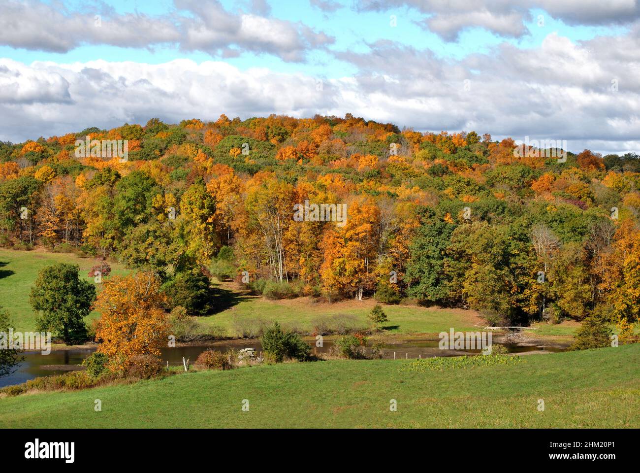 Nuvole tempestose su un paesaggio paesaggistico autunnale Foto Stock
