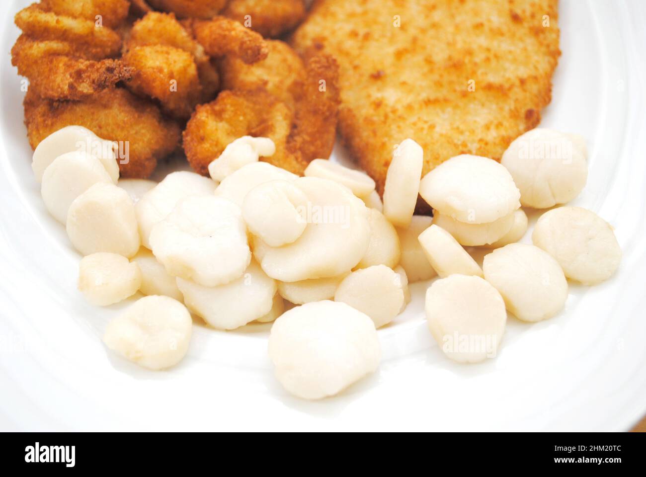 Capesante al vapore come parte di un piatto di pescatori Foto Stock