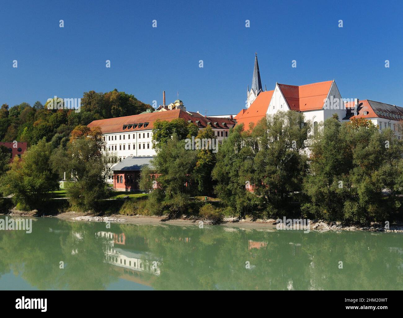 Vista dal River Inn al monastero Nikola a Passau in Germania in Un bellissimo giorno d'autunno soleggiato con un cielo blu chiaro Foto Stock