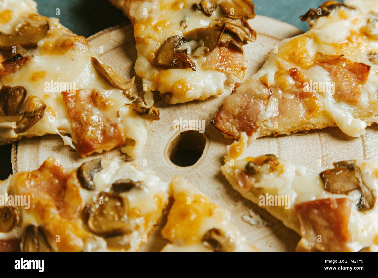 Un colpo composito di alcune porzioni di pizza su un tavolo di legno Foto Stock