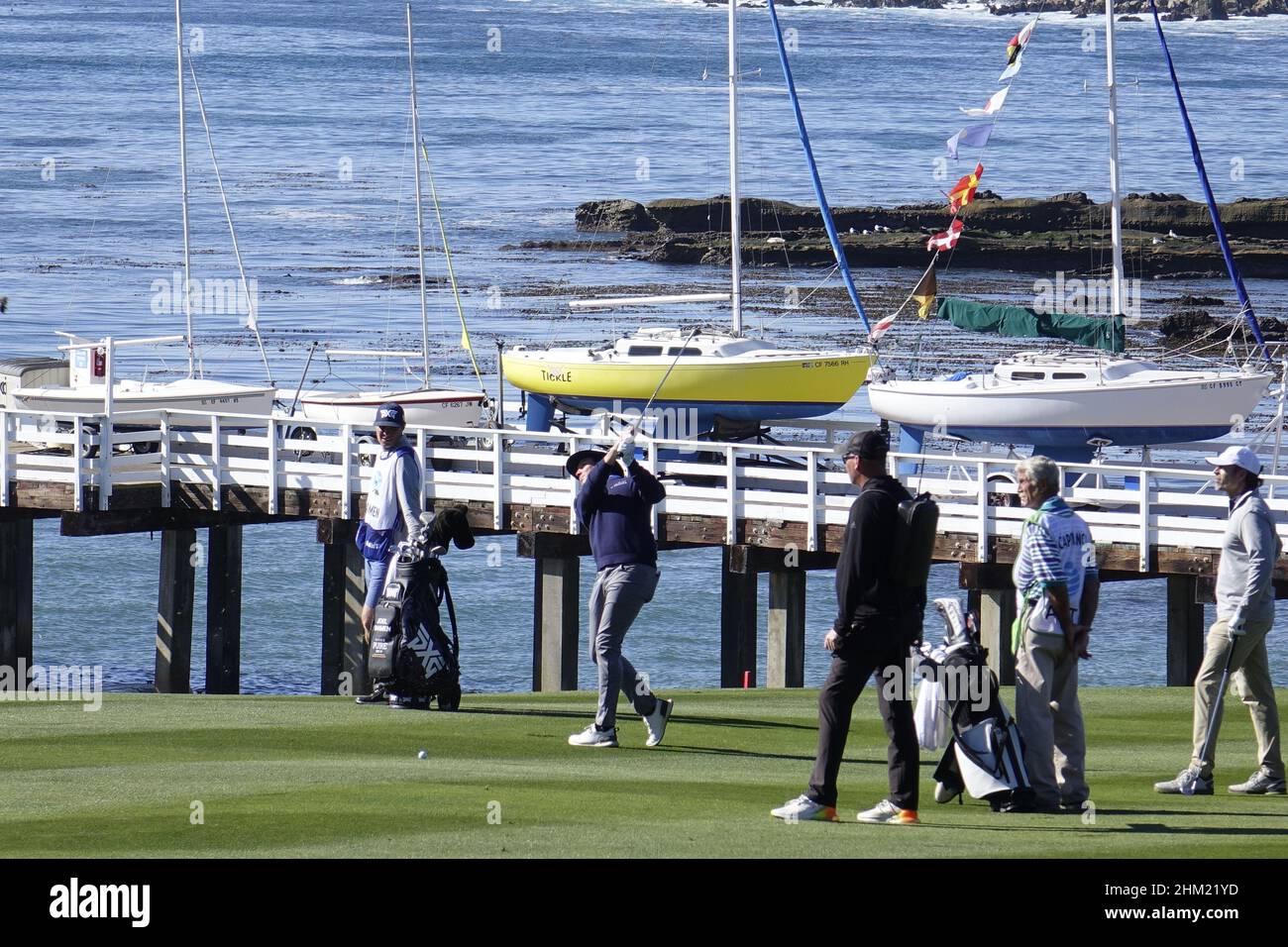 Pebble Beach, Stati Uniti. 06th Feb 2022. Joel Dahmen ha colpito il secondo colpo a 4th green durante l'ultimo round dell'AT&T Pro-Am PGA Tour evento di golf a Pebble Beach Links, Monterey Peninsula, California, USA Credit: Motofoto/Alamy Live News Foto Stock