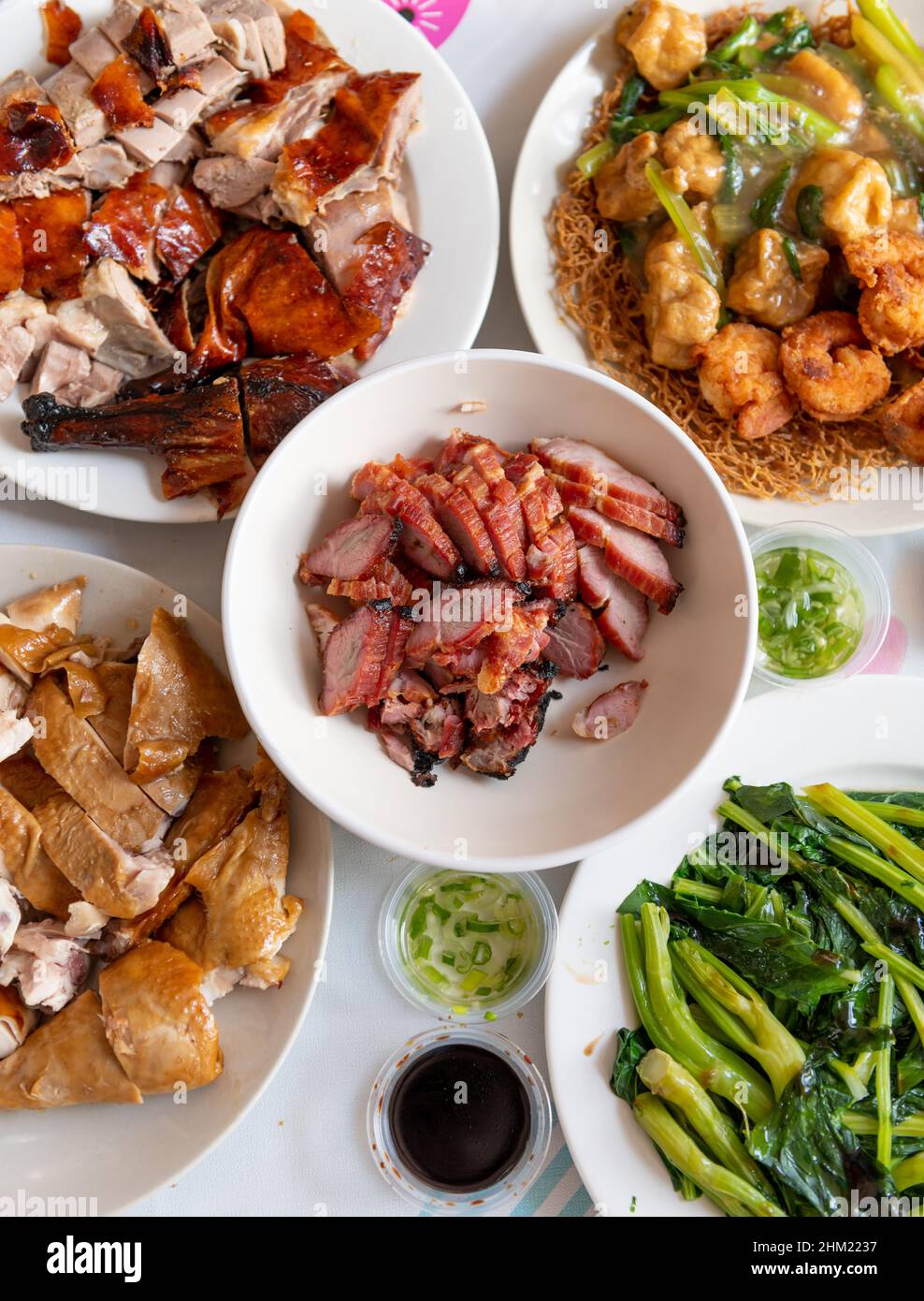 Vista dall'alto di un tavolo da pranzo con un'ampia scelta di piatti a base di carne e verdure per una festa. Foto Stock