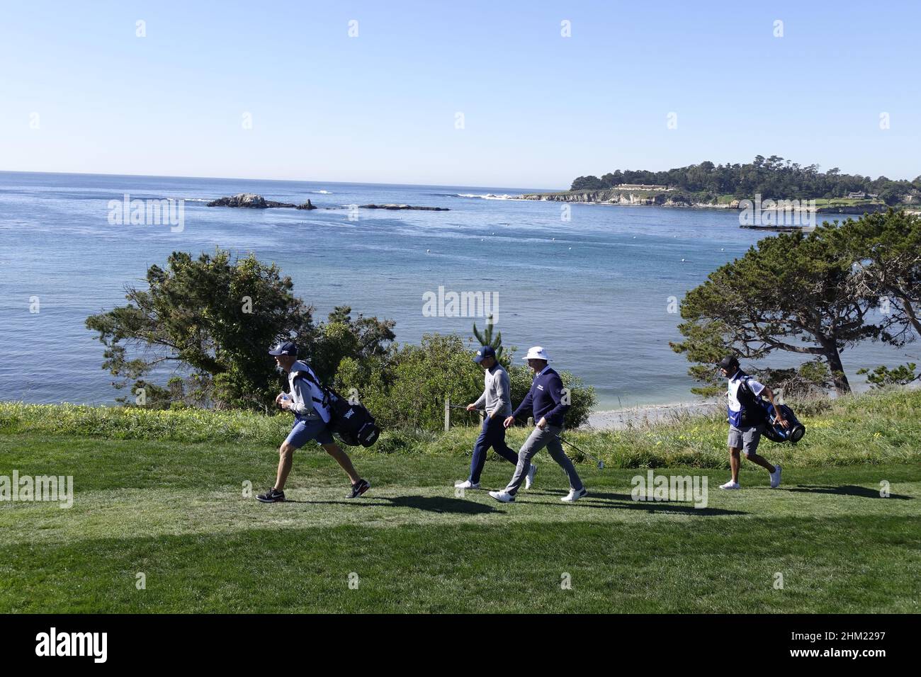Pebble Beach, Stati Uniti. 06th Feb 2022. Jordan Spieth e Joel Dahmen camminano verso il verde 5th durante l'ultimo round dell'EVENTO DI golf AT&T Pro-Am PGA Tour presso Pebble Beach Links, Monterey Peninsula, California, USA Credit: Motofoto/Alamy Live News Foto Stock