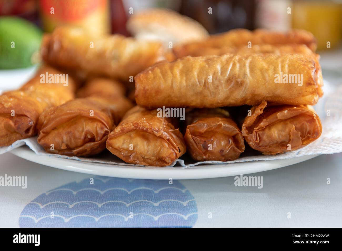 Un piatto pieno di involtini primavera croccanti e dorati fritti. Foto Stock